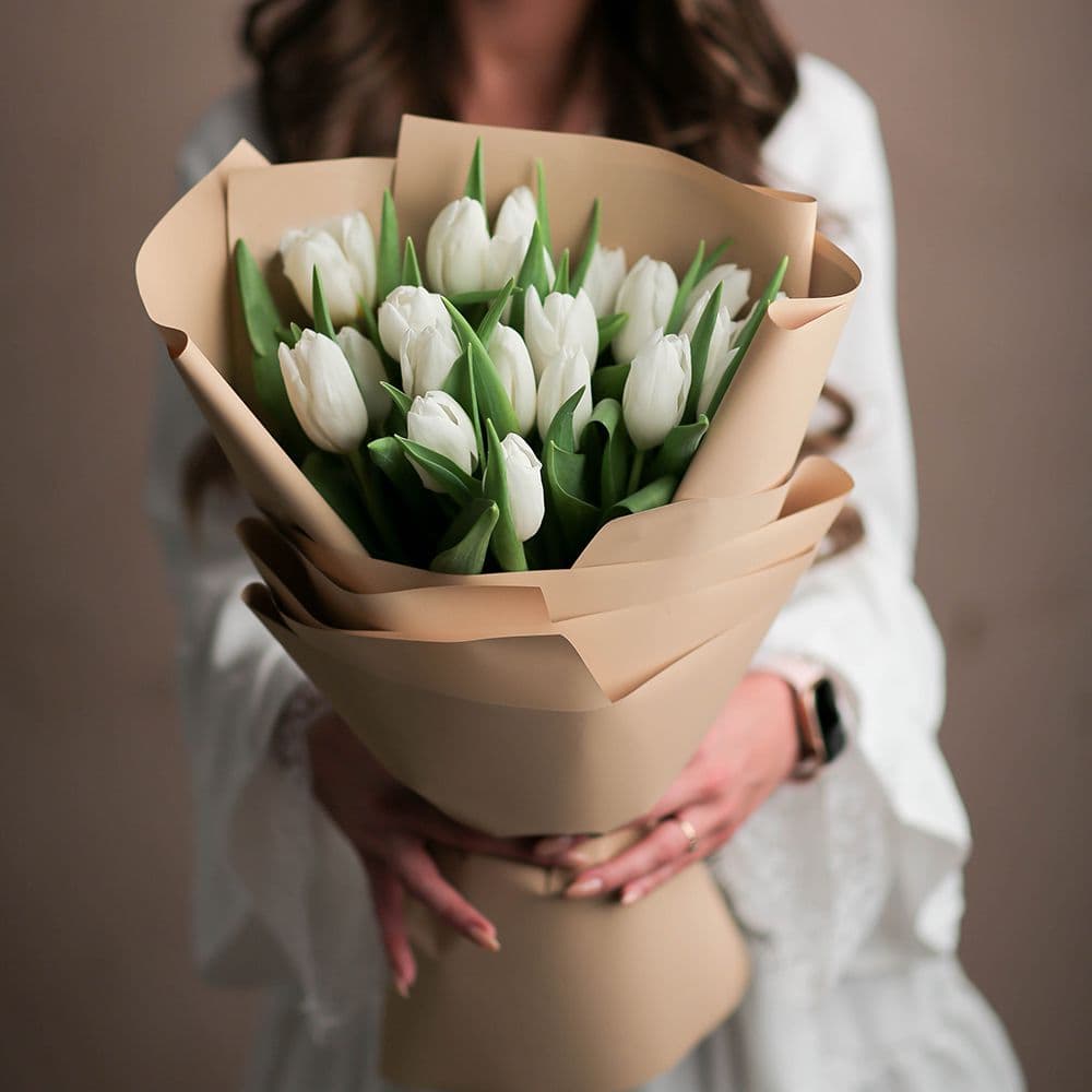 Букет из 21 белого тюльпана в оформлении